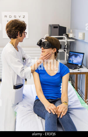 Vestibulaire avec un physiothérapeute, d'ici videonystagmoscopy d'examen, de l'hôpital de Limoges, France. Banque D'Images