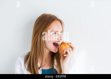 Femme de manger une pomme. Banque D'Images