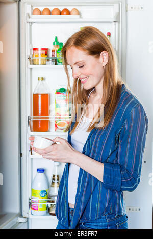 Femme contrôle de la composition et la valeur nutritive. Banque D'Images