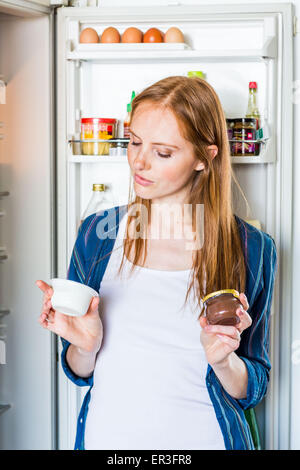 Femme contrôle de la composition et la valeur nutritive. Banque D'Images