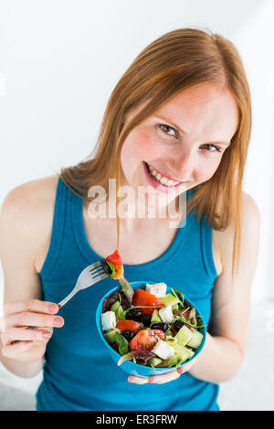 Femme mangeant une salade méditerranéenne. Banque D'Images