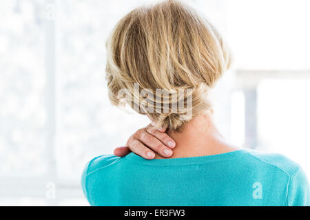 Femme souffrant de douleur au cou. Banque D'Images