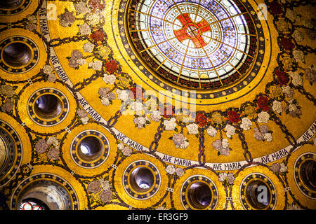 Vue de l'intérieur de la basilique à Lourdes Banque D'Images