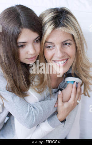 Fille embrassant sa mère, portrait Banque D'Images