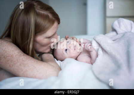 Mère réconfortant bébé nouveau-né Banque D'Images