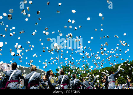 Les cadets de l'obtention de son diplôme de l'Académie militaire US de classe 2015 célébrer en jetant leurs chapeaux en l'air au cours des cérémonies, le 23 mai 2015 à West Point, New York. Banque D'Images