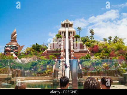 Personne qui descendait la Tower of Power slide at parc aquatique Siam Park sur Tenerife, Canaries, Espagne Banque D'Images