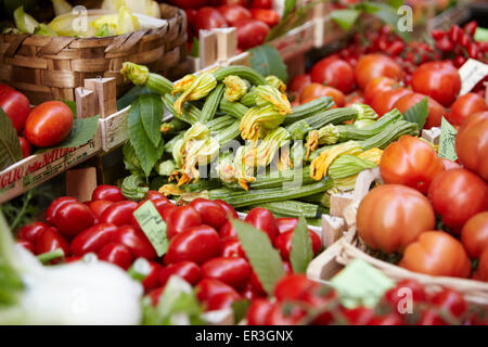 Légumes frais sur la vente à l'extérieur d'une boutique. Banque D'Images