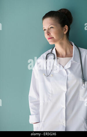 Médecin à l'écart, portrait Banque D'Images