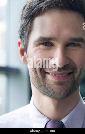 Businessman smiling, portrait Banque D'Images