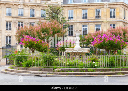 Vieille Fontaine et des fleurs colorées, Place François 1er, Paris, France Banque D'Images