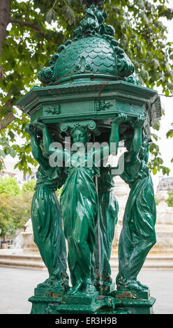 Piscine en plein air avec des femmes fontaine sculpture groupe près de l'église Saint-Sulpice sur Rue Bonaparte, Paris, France Banque D'Images