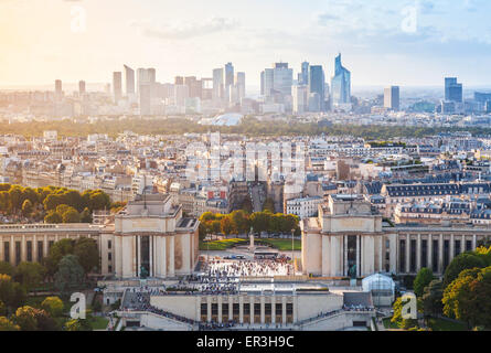 Paysage urbain de la ville de Paris, France. Voir en direction nord-ouest de la Tour Eiffel vue Banque D'Images