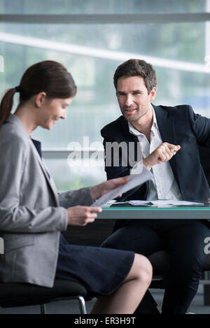 Businessman explaining document au client Banque D'Images