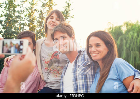 Les amis qui pose pour photo de groupe Banque D'Images