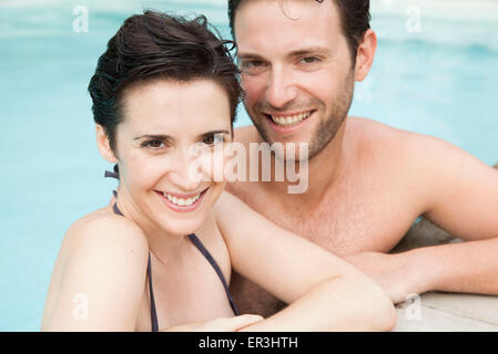 Couple relaxing together in pool, portrait Banque D'Images