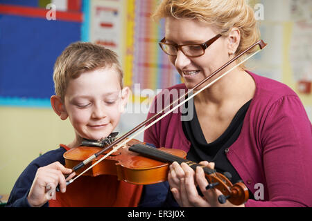 Aider l'enseignant élève à jouer du violon en Leçon de Musique Banque D'Images
