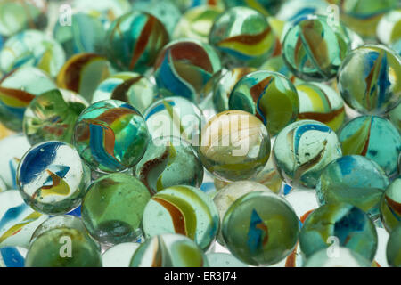 Collection de vieux transparent en verre avec des billes de verre de couleur tourbillons unique coincé à l'intérieur Banque D'Images