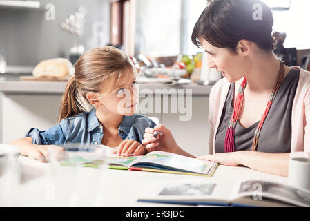 Mère et jeune fille lisant ensemble Banque D'Images