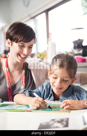 L'enseignement de mère jeune fille à lire Banque D'Images