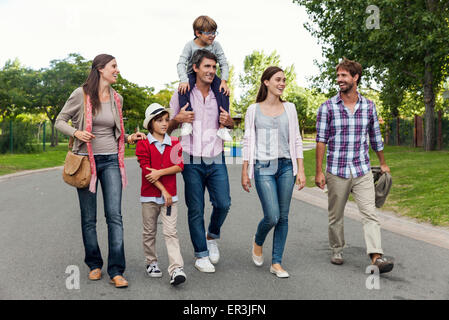 Family walking together in street Banque D'Images