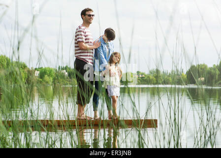 Family standing on dock, portrait Banque D'Images