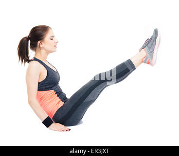 Remise en forme jeune femme faisant des exercices abdominaux sur le plancher isolé sur fond blanc Banque D'Images