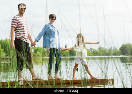 Family holding hands on dock, portrait Banque D'Images