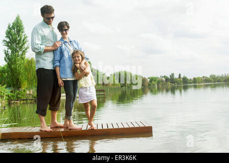 Family standing on dock, portrait Banque D'Images