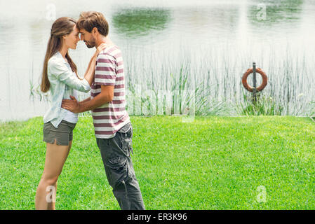 Young couple embracing outdoors Banque D'Images