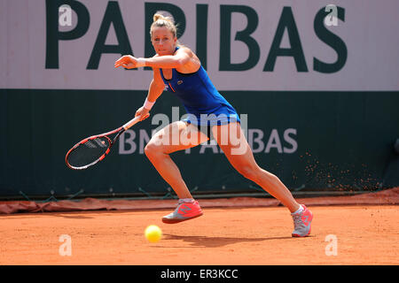 Roland Garros, Paris, France. 25 mai, 2015. Championnats de tennis. Pauline Parmentier (FRA) perd à S Soler Espinosa (SPA) en 2 groupes à l'action des femmes des célibataires © Plus Sport/Alamy Live News Banque D'Images