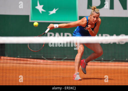 Roland Garros, Paris, France. 25 mai, 2015. Championnats de tennis. Pauline Parmentier (FRA) perd à S Soler Espinosa (SPA) en 2 groupes à l'action des femmes des célibataires © Plus Sport/Alamy Live News Banque D'Images