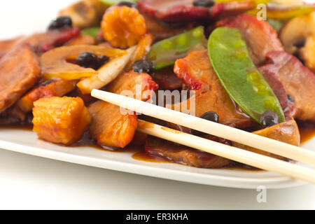 Sauté de porc chinois et les légumes chinois mélangés avec la sauce aux haricots noirs Banque D'Images