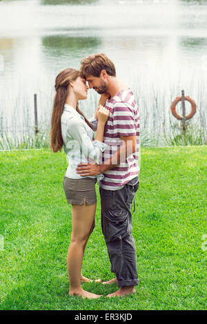 Young couple embracing outdoors Banque D'Images