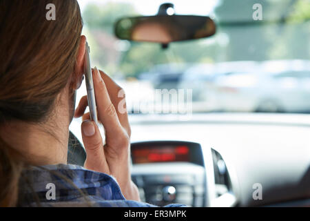 Woman in Car Talking On Mobile Phone pendant la conduite Banque D'Images