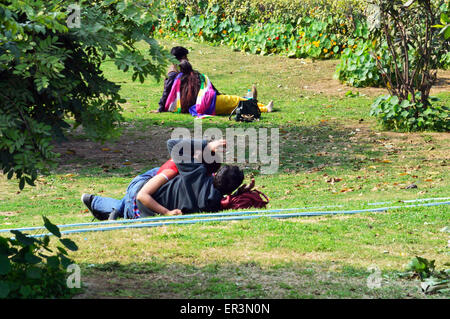 Jeune Indien des couples le Jour de Valentines célébrations Jardins Lodhi Delhi Inde 14th Feb 2015 Banque D'Images