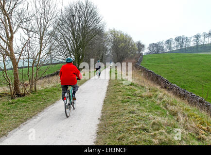 Un cyclistes sur la piste de Tissington Derbyshire Peak District England UK Banque D'Images