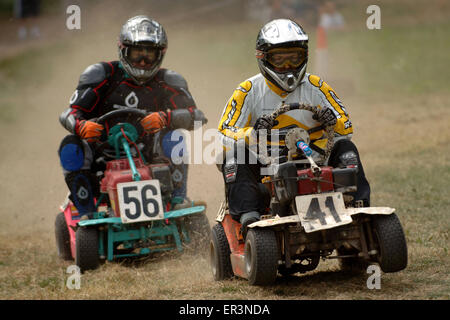 Tondeuse à l'aide de course conçu spécialement adaptés et sit-on les tondeuses, course autour d'un circuit d'herbe à Caldicot, Pays de Galles, UK.un sport Banque D'Images