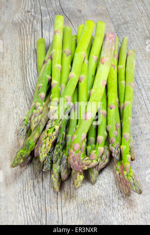 Bande d'asperges fraîches vert sur fond blanc Banque D'Images