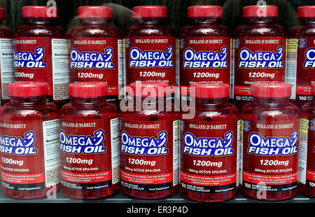 Omega 3 capsules d'huile de poisson dans la région de London Health Food shop Banque D'Images