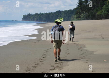 Trekking le long de la plage, dans le parc national de Corcovado, Costa Rica Banque D'Images