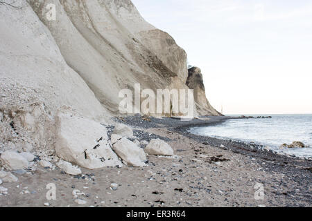 Mons Klint au Danemark au printemps vu de la plage Banque D'Images