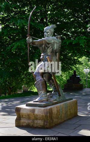 La statue du légendaire Robin des Bois - qui se trouve à l'extérieur du château de Nottingham. À Nottingham, Angleterre. Banque D'Images