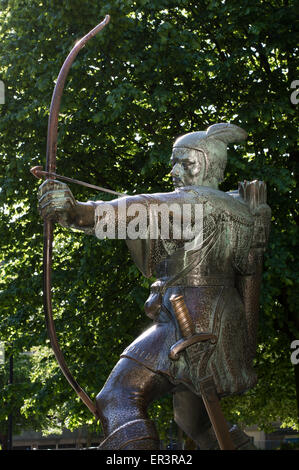 La statue du légendaire Robin des Bois - qui se trouve à l'extérieur du château de Nottingham. À Nottingham, Angleterre. Banque D'Images