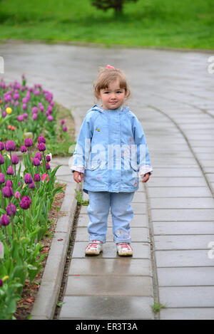 Près de la petite fille de fleurs avec une tulipe Banque D'Images