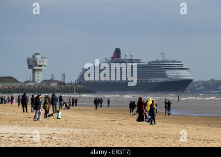 Liverpool, Merseyside, Royaume-Uni 26 Mai, 2015. Mme la reine Victoria un Vista-classe bateau de croisière Bateau de croisière quitte le port de Liverpool, avec des foules de spectateurs en observant le départ de Crosby Beach comme elle dirige vers la mer. Banque D'Images