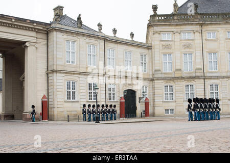 Changement de gardes au palais d'Amalienborg à Copenhague, Danemark Banque D'Images