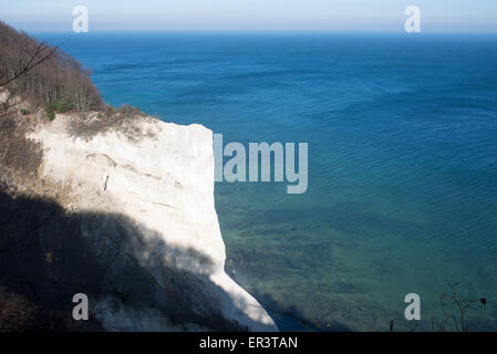 Mons Klint au Danemark au printemps vu du dessus avec de l'eau bleue Banque D'Images