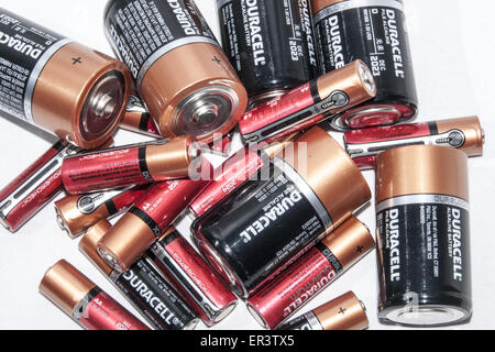 Pile de piles Duracell AA et C sur fond blanc Banque D'Images