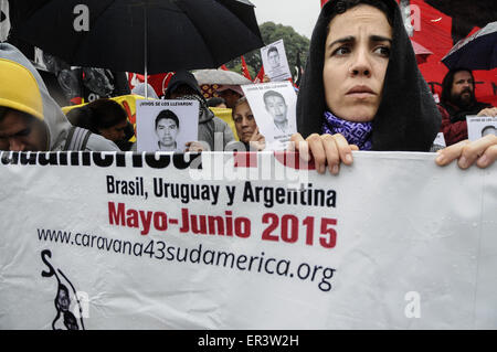 Buenos Aires, Buenos Aires, Argentine. 26 mai, 2015. Ayotzinapa les membres de la famille, les résidents du Mexique et les militants des droits de mars à Buenos Aires pour marquer le huitième mois depuis la disparition de l'Ayotzinapa 43 étudiants de l'école de formation des enseignants.Le 26 septembre 2014, un groupe d'étudiants a été attaqué par la police et d'autres personnes dans la ville d'Iguala, laissant six morts, 25 blessés ou plus, et 43 ont disparu. © Patricio Murphy/ZUMA/Alamy Fil Live News Banque D'Images